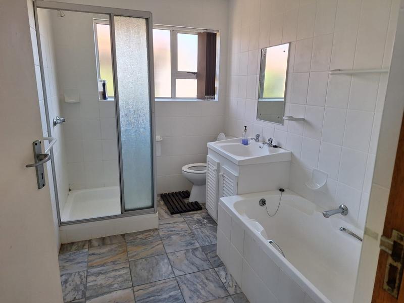 6 Bedroom Property for Sale in Glentana Western Cape